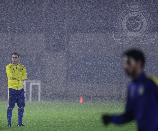 In a rainy weather, the team continue their training. 